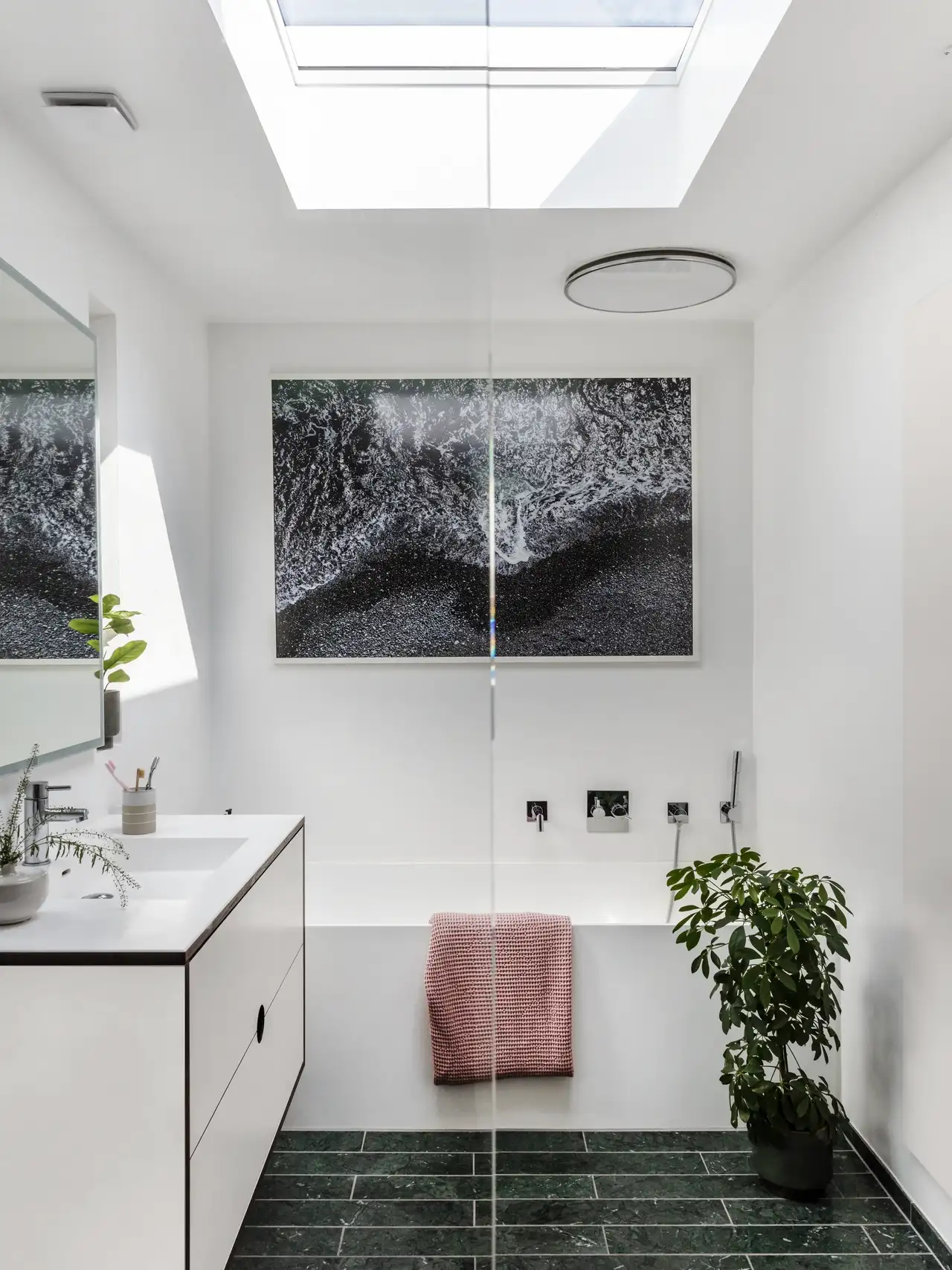 Salle de bain moderne avec fenêtre de toit VELUX et lumière naturelle abondante 