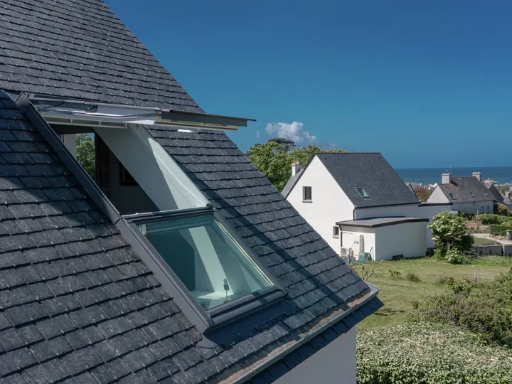 Покривен прозорец с изглед към околния пейзаж. | VELUX 