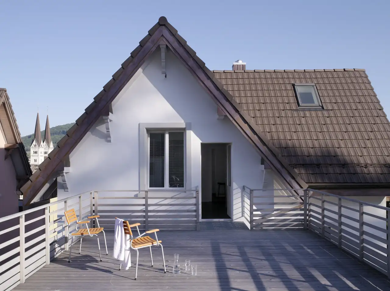 Casa con tetto a falde e terrazzo accessibile dal sottotetto.