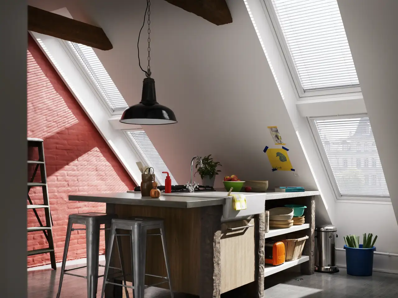 cuisine sous les toits avec fenêtres de toit VELUX équipées de stores vénitiens blancs