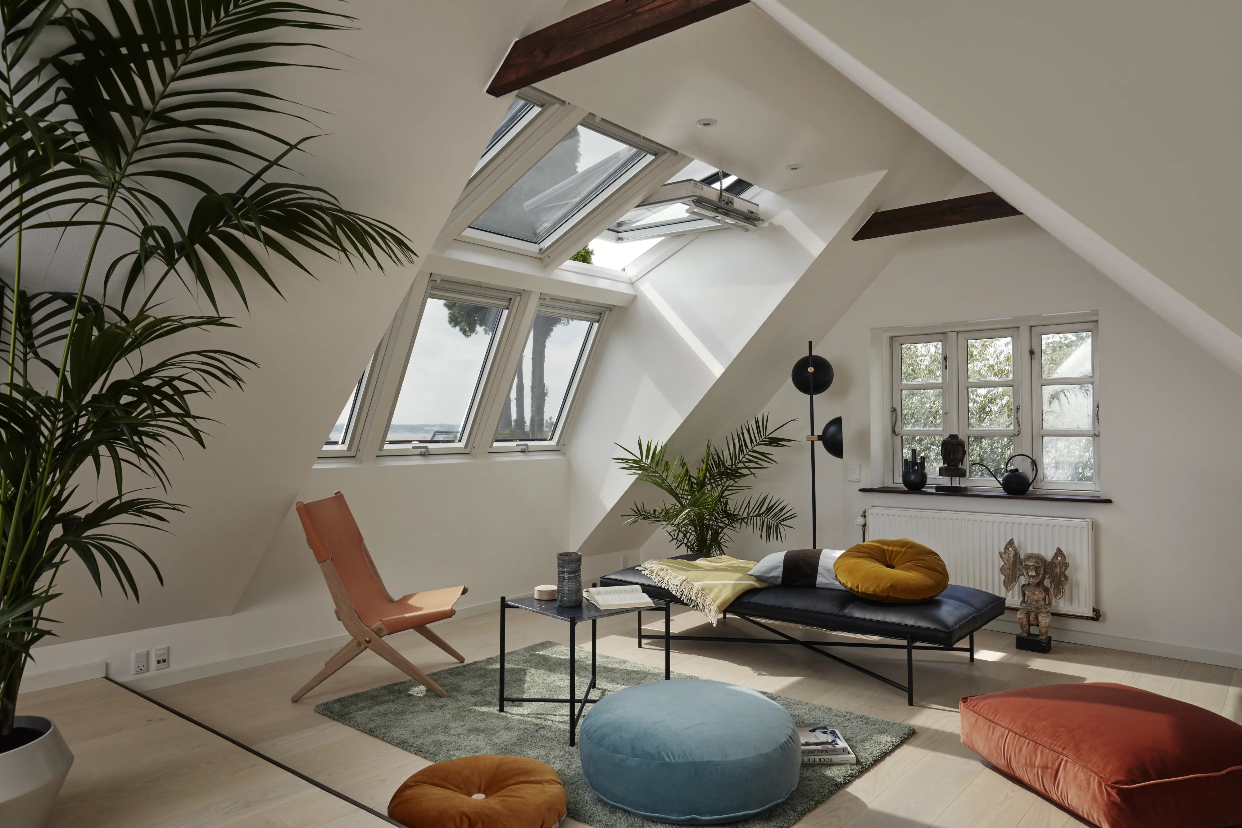 Potkrovlje s kosim stropom, VELUX krovnim prozorima, modernim namještajem.