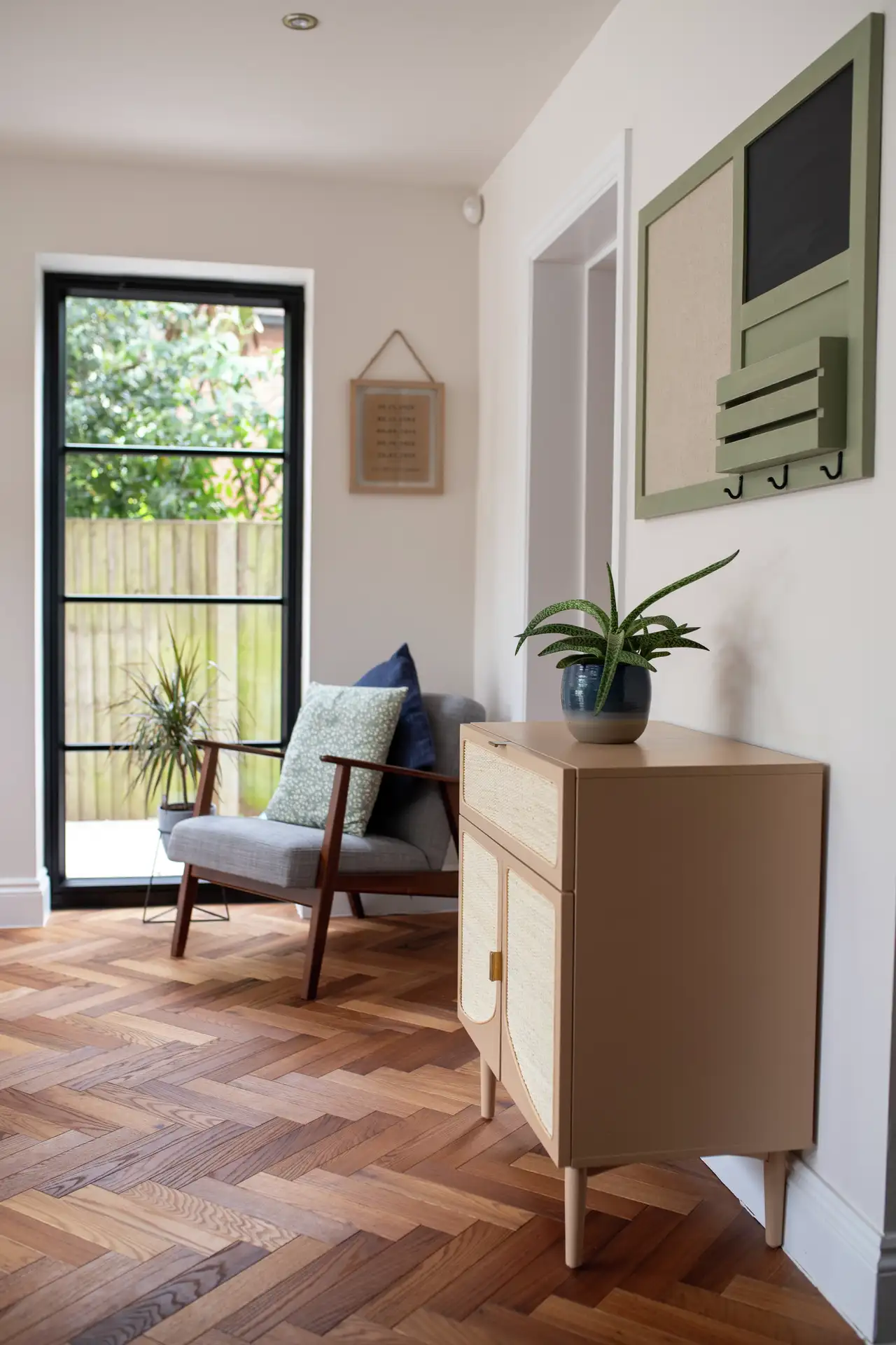 Wohnzimmerecke mit Kommode und Wandregal | VELUX Magazin