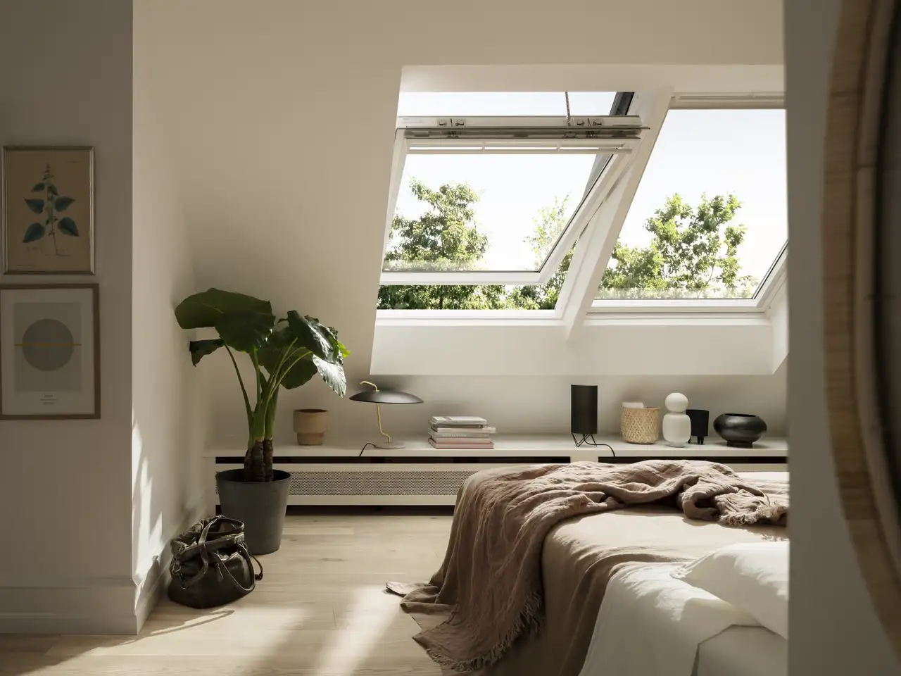 Chambre à coucher avec étagère sous pente et deux grandes fenêtres de toit | Magazine VELUX