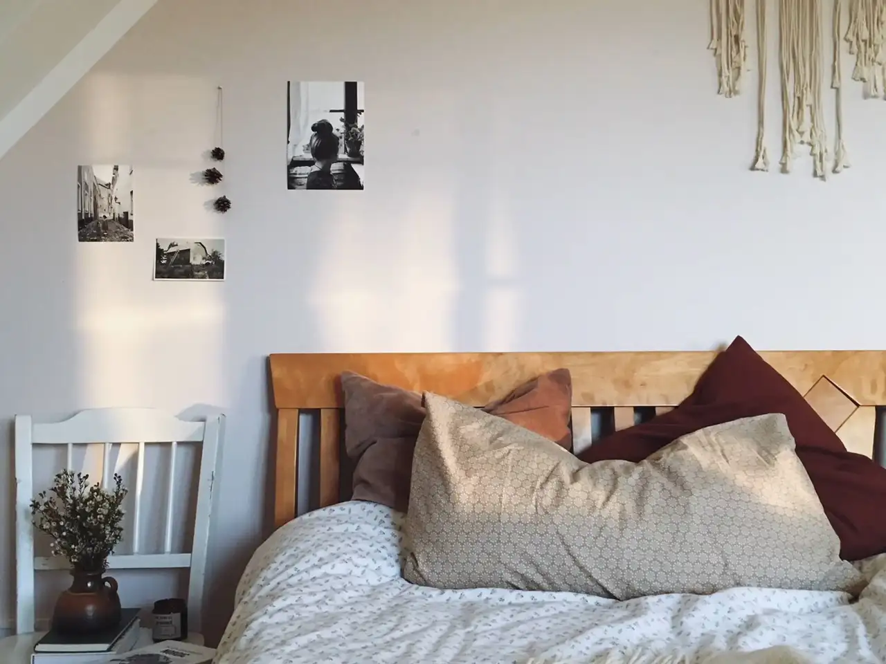 Sonniger Boho-Rückzugsort mit Holzbett und Makramé Wandbehang | VELUX Magazin