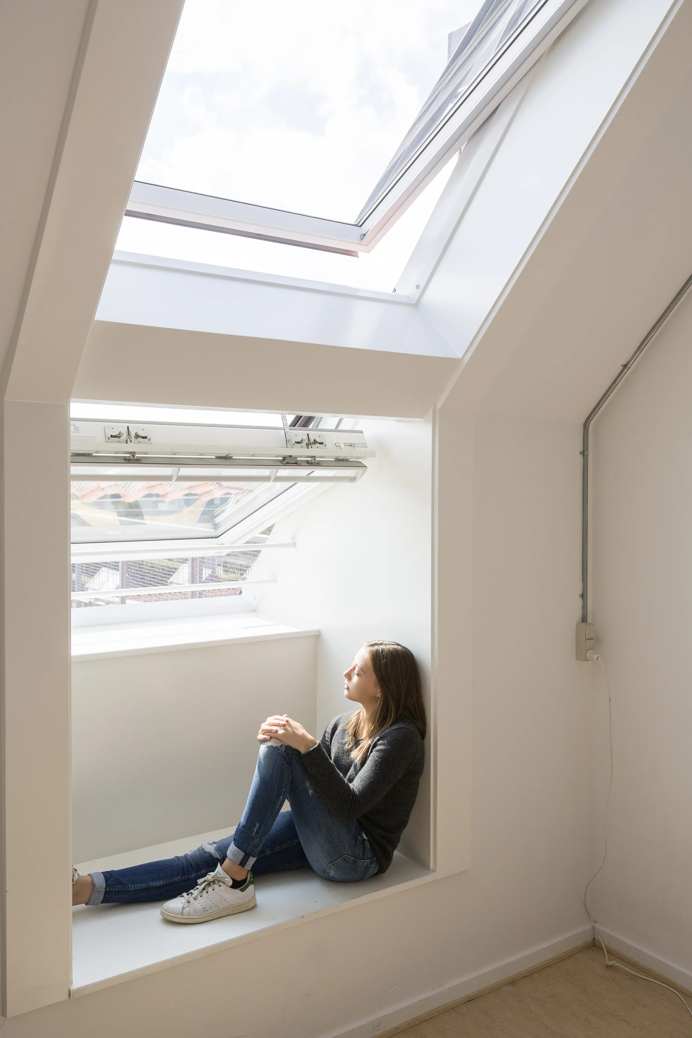 Potkrovlje s VELUX krovnim prozorom, prirodnim svjetlom i kosim stropom.