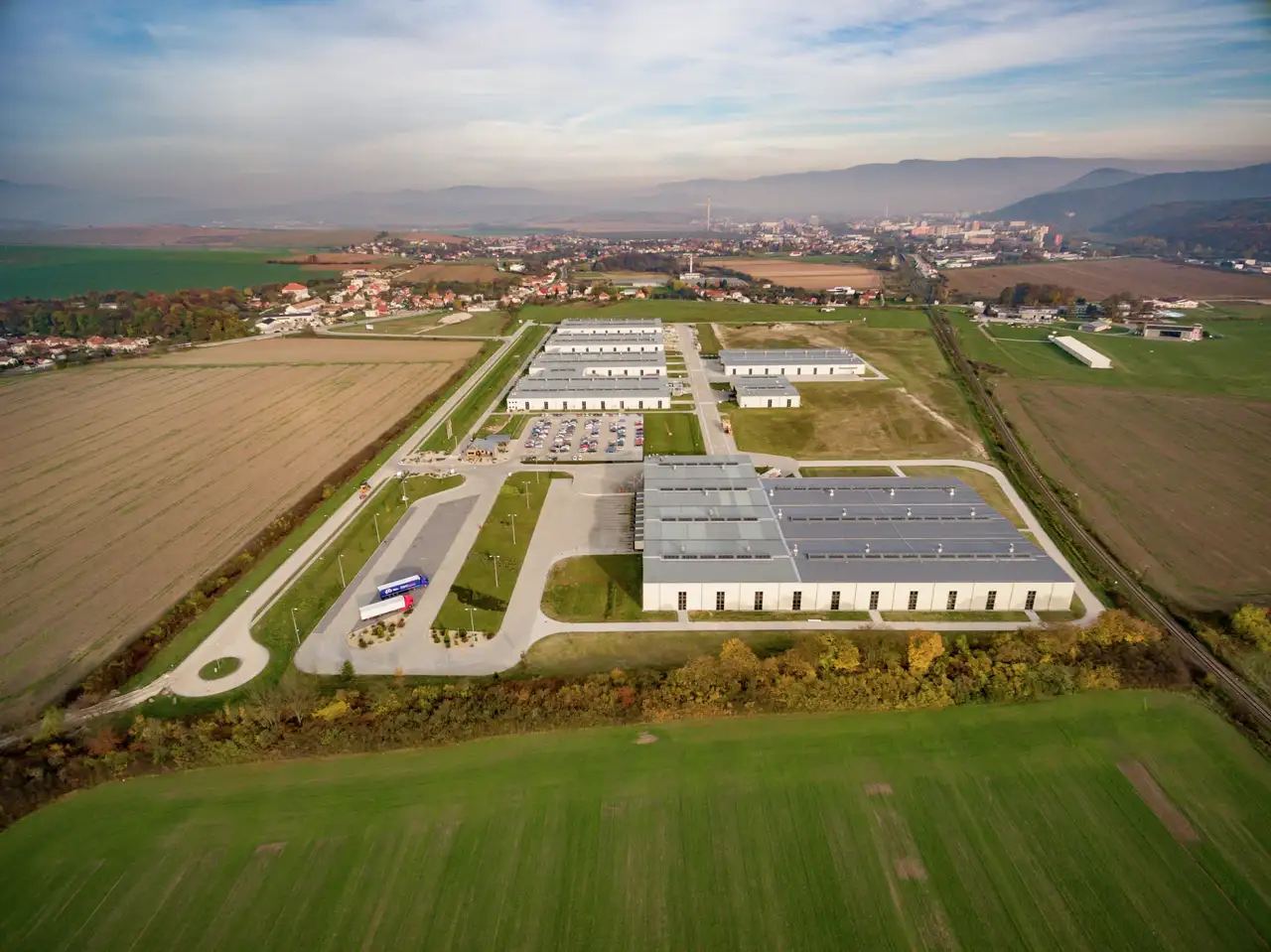 Fotografia továrne z dronu.