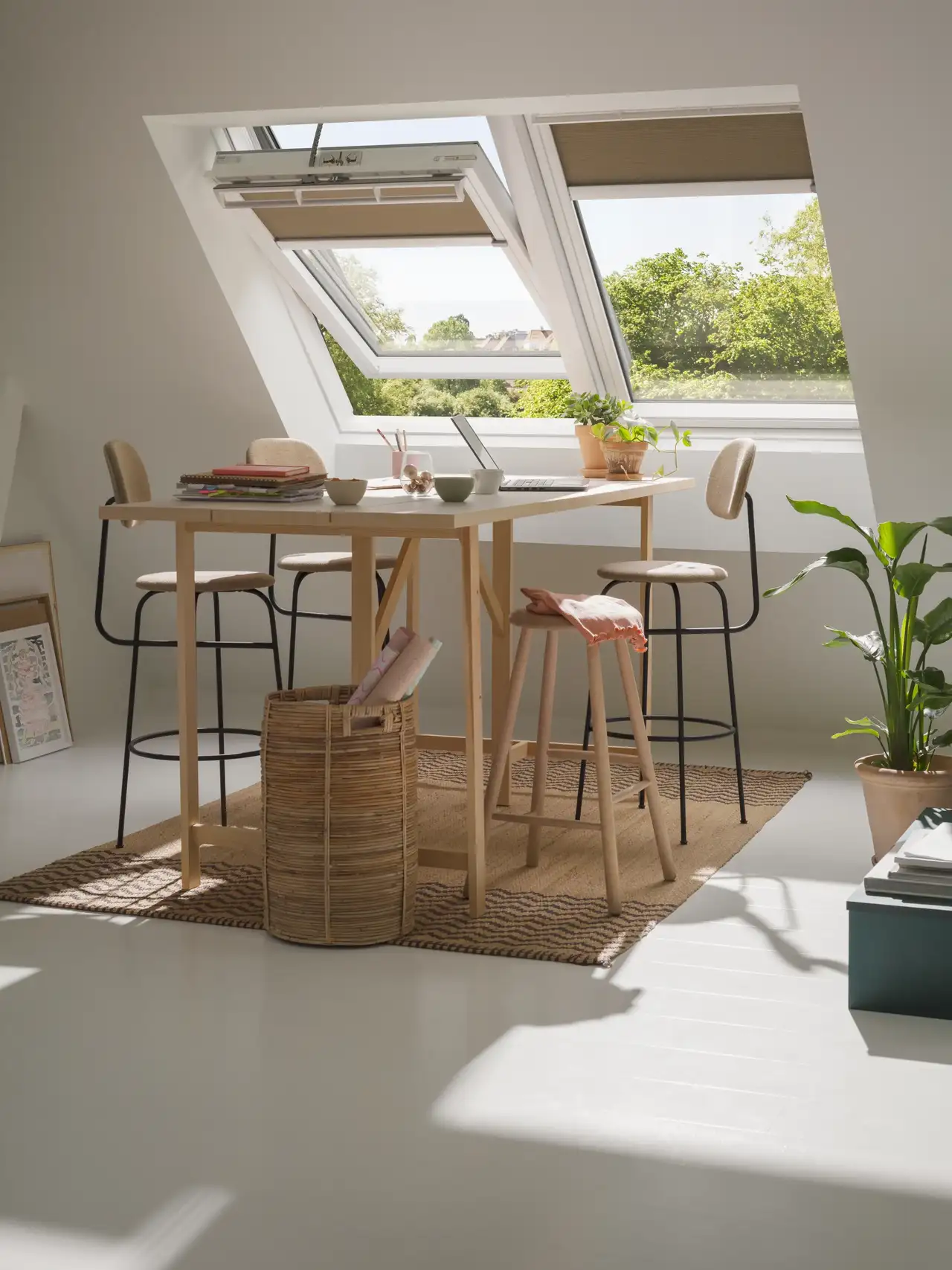 Essecke mit Stehtisch und Barhockern aus Holz unter zwei Dachfenstern | VELUX Magazin