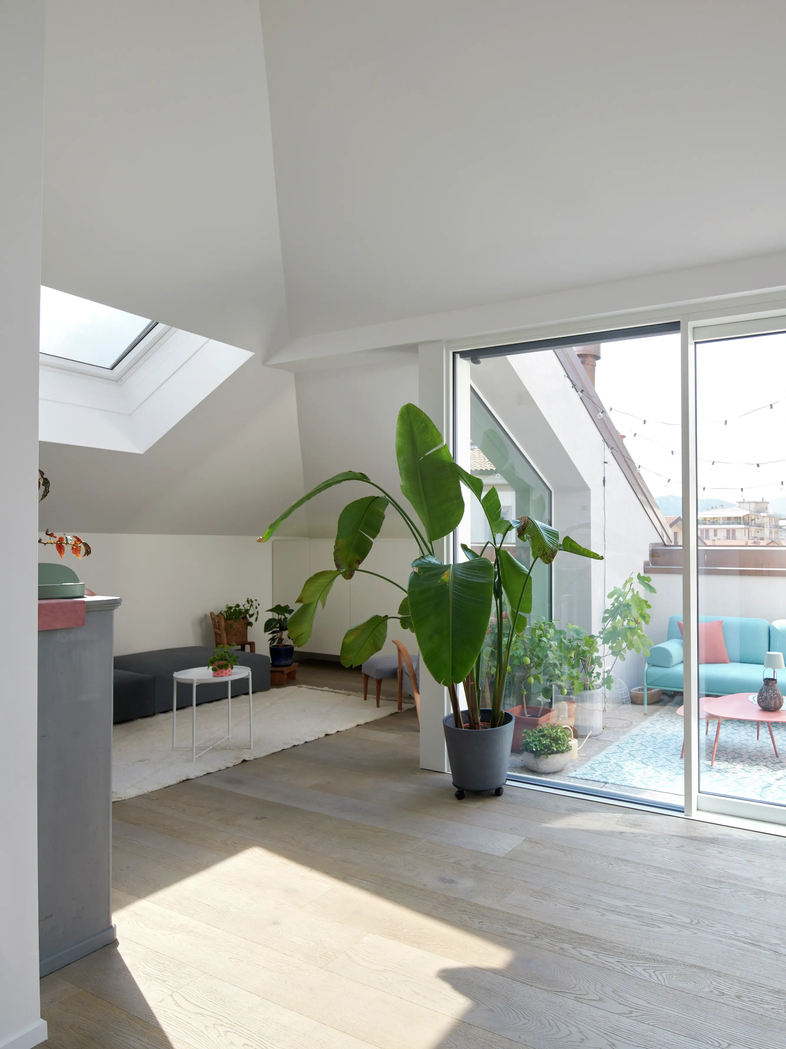 Cucina e zona pranzo open space con luce naturale proveniente dalle finestre per tetti VELUX.