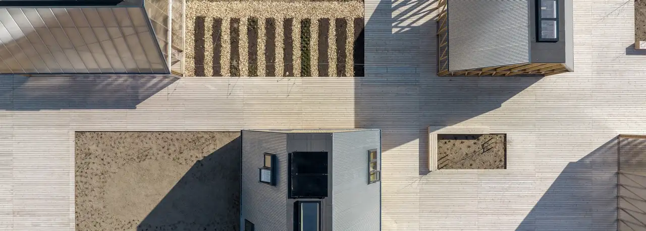 Vista a volo d'uccello di una casa con tetto piano mansardato | Rivista VELUX