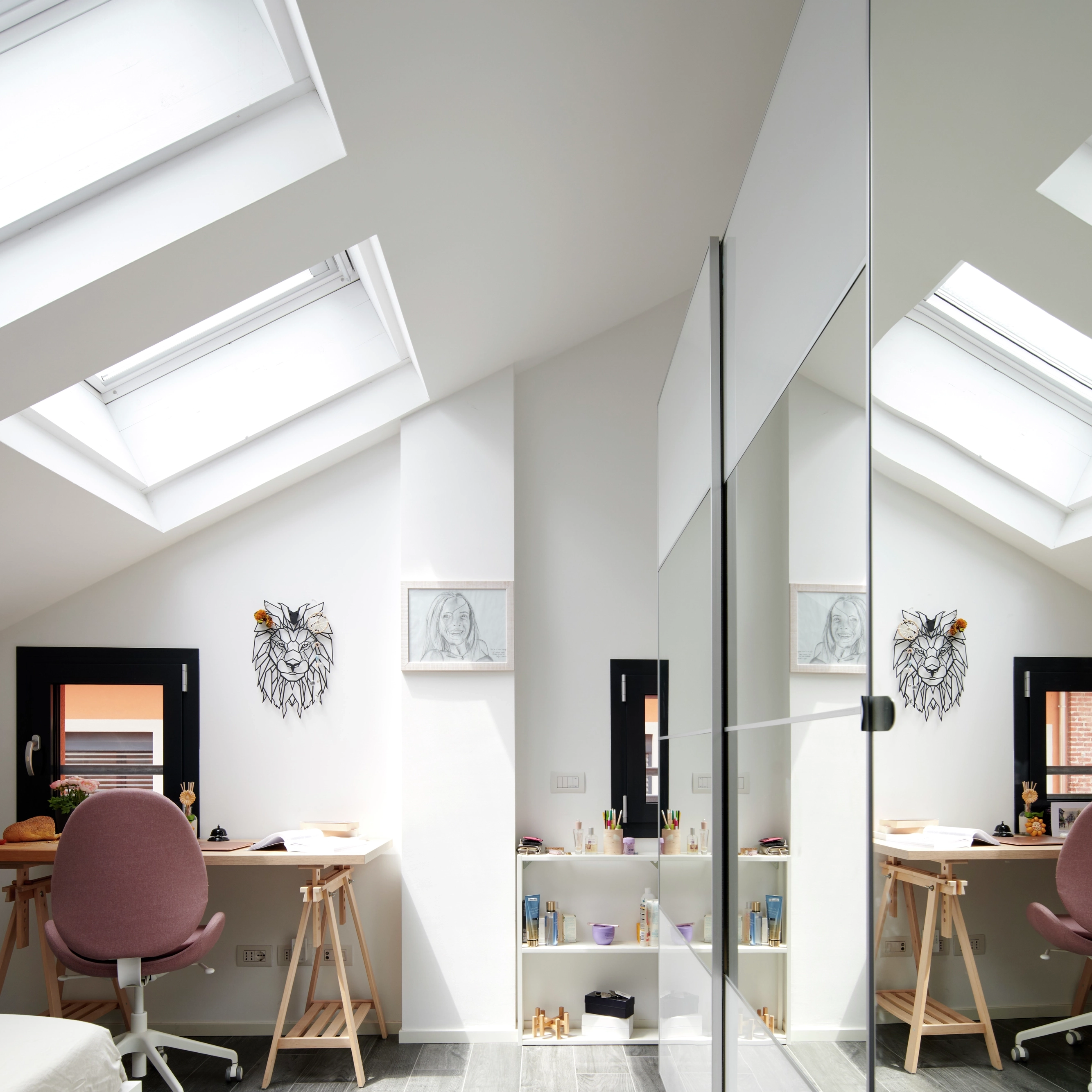 Camera da letto nel sottotetto con scrivania, armadio con ante a specchio e finestre per tetti VELUX