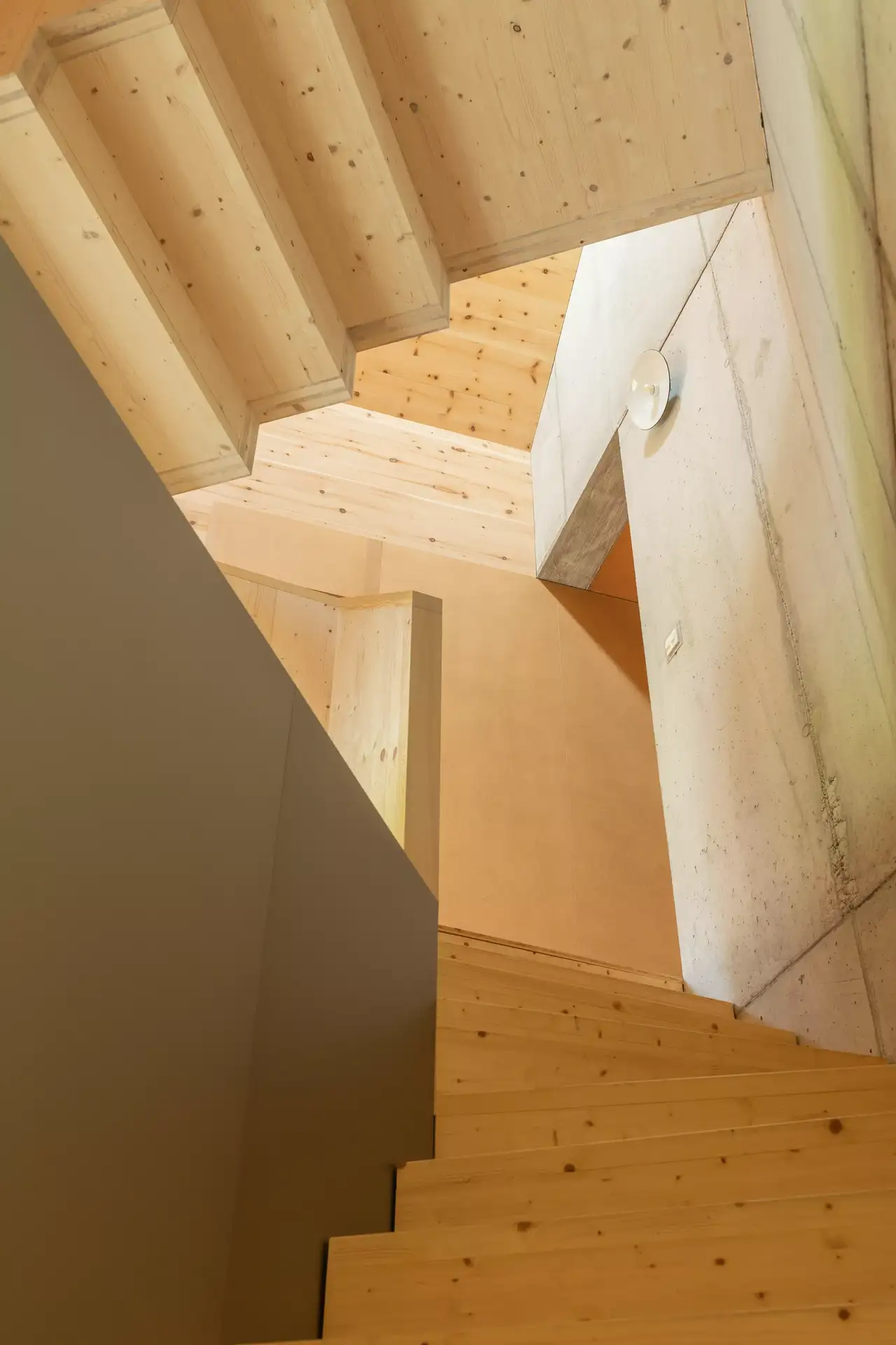 Verwinkelte Holztreppe ins Dachgeschoss als nachhaltiges Bauelement | VELUX Magazin