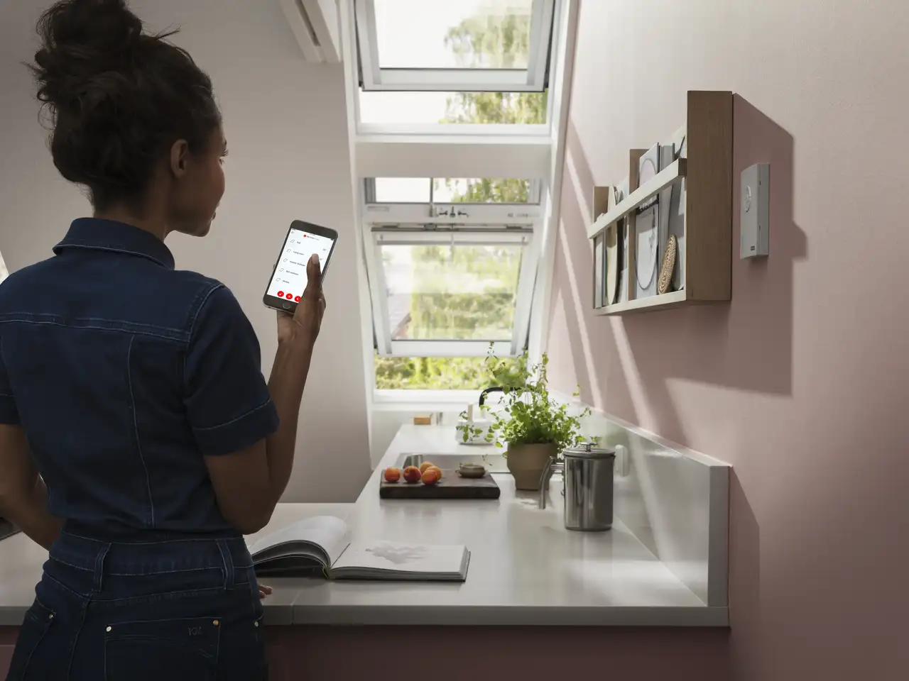 Una donna aziona il finestrino elettrico a tetto con il controllo vocale | Rivista VELUX