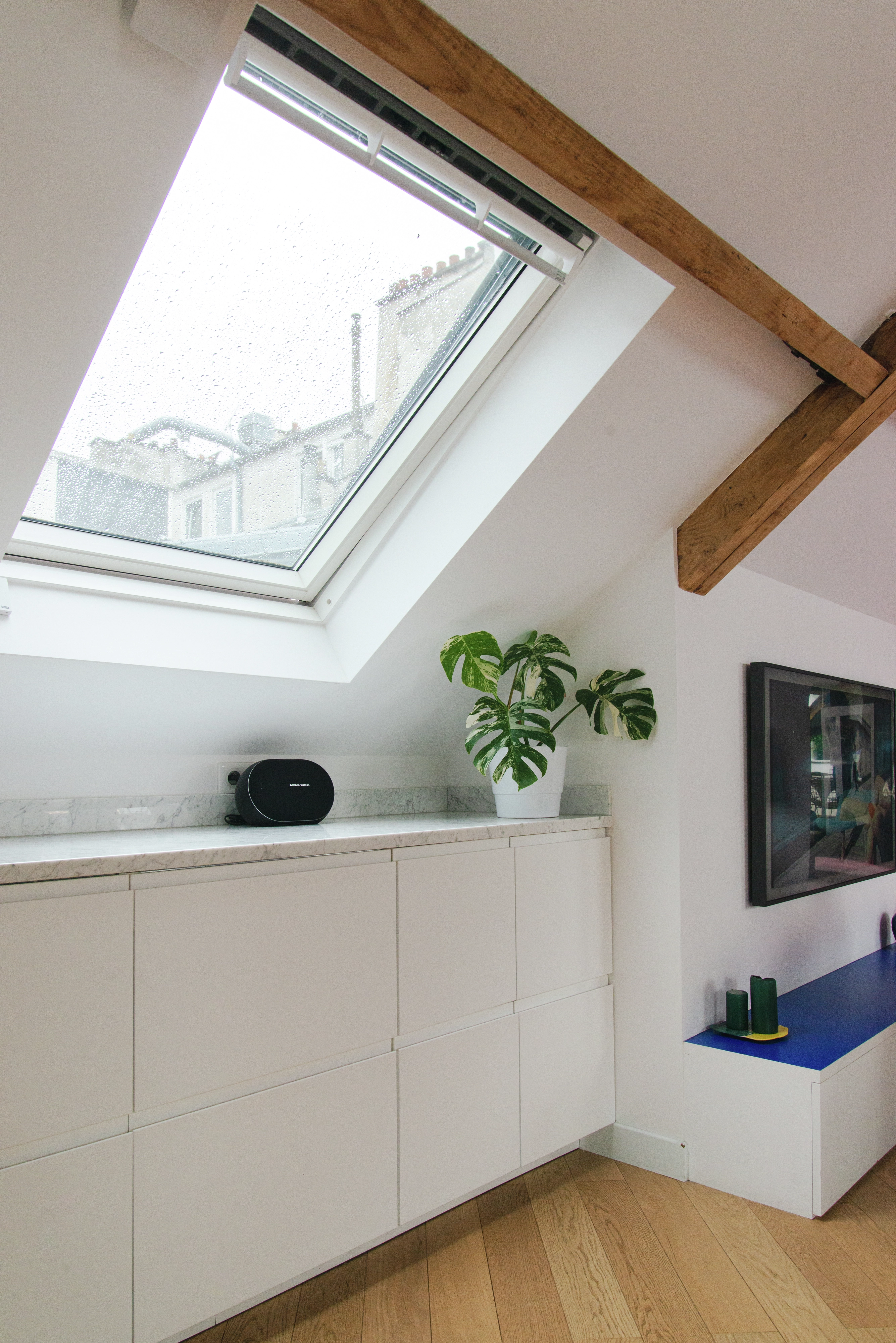  Salon sous les toits avec fenêtre de toit VELUX  
