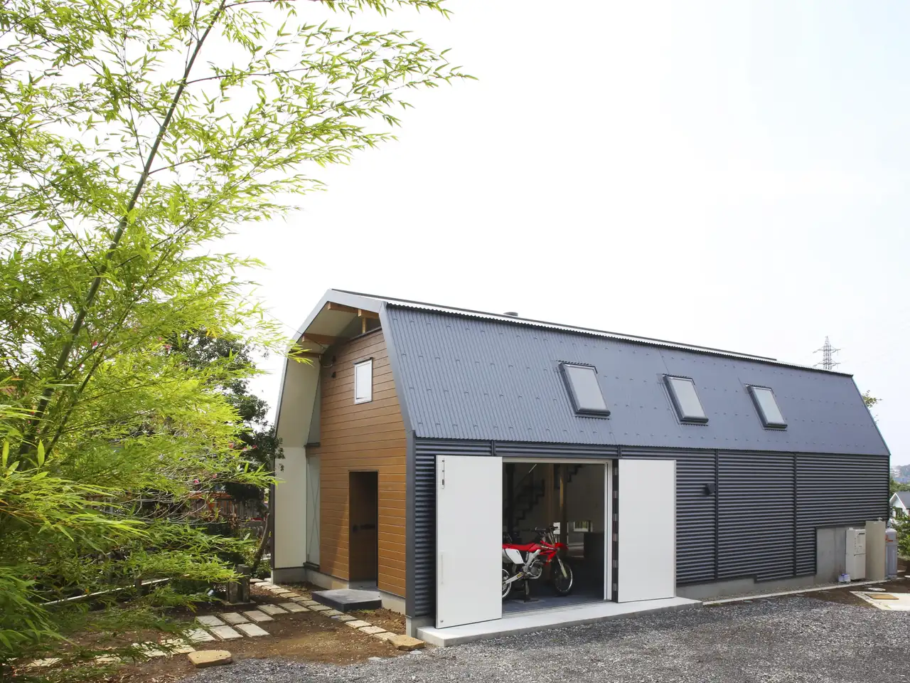 Piccola casa con speciale costruzione del tetto mansardato | Rivista VELUX