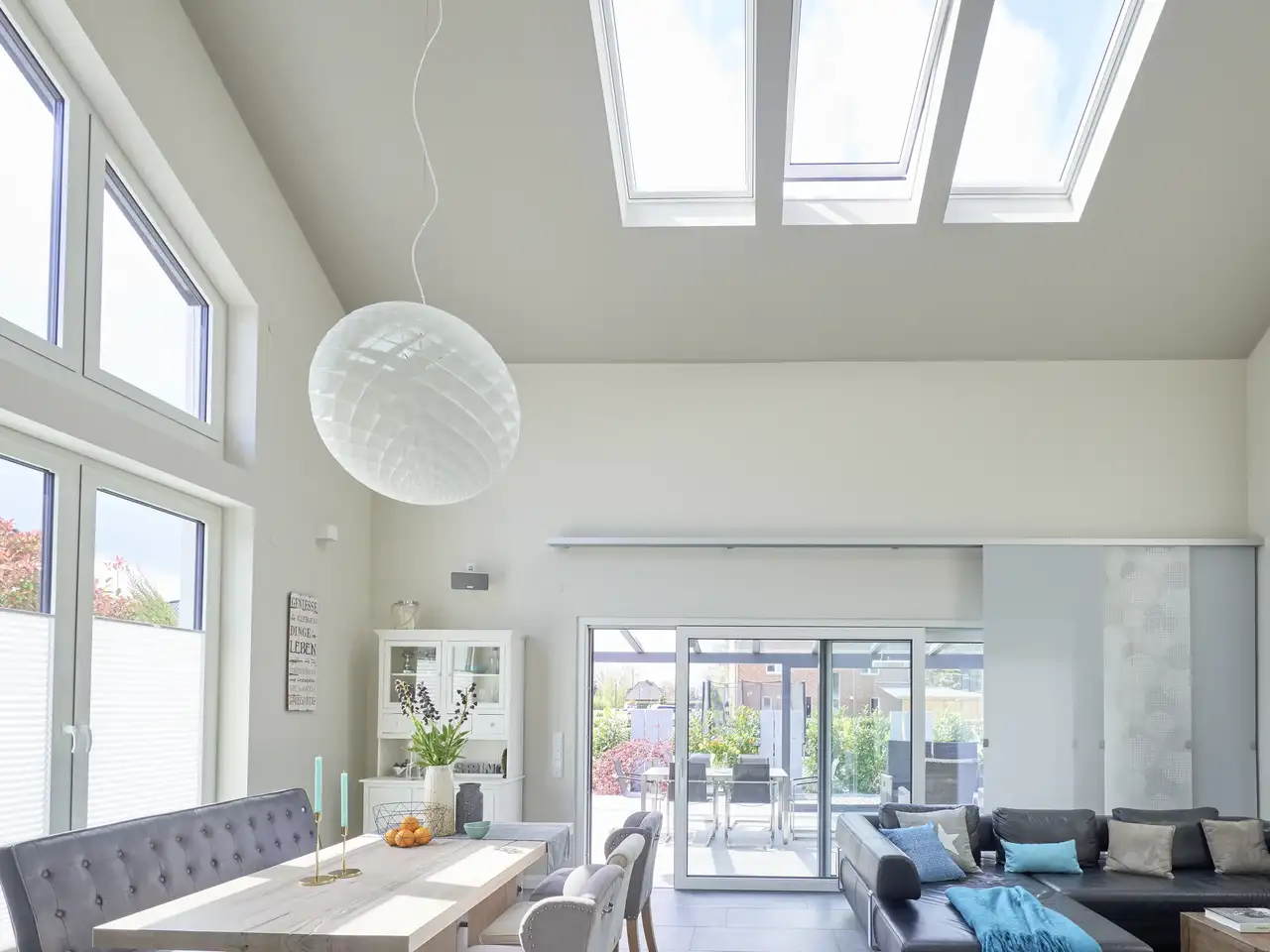 Lichtdurchfluteter Essensbereich in Grau-Weiss-Farbkonstellation mit grossen Dachfenstern | VELUX Magazin