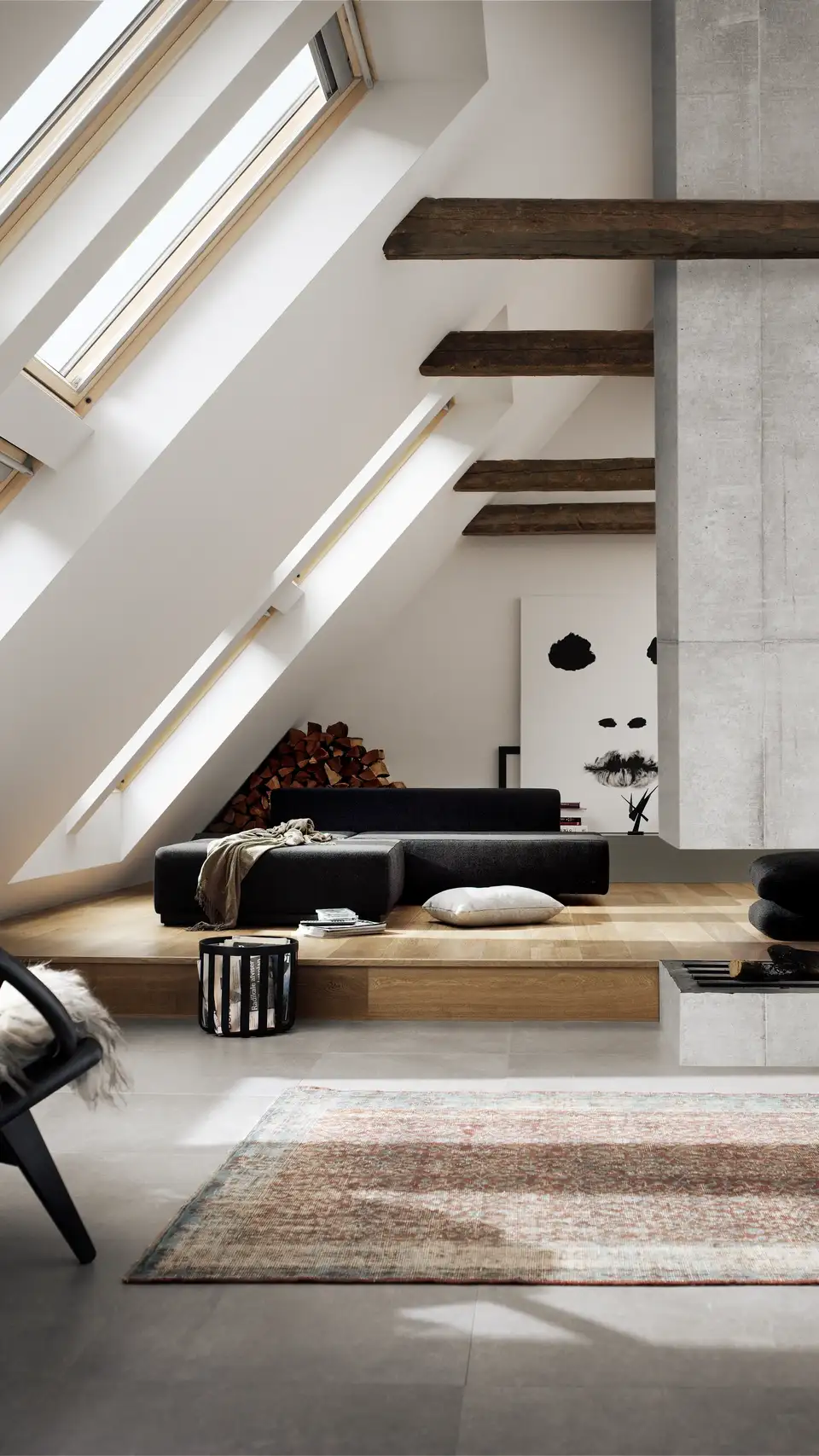 Soggiorno in mansarda con finestre per tetti VELUX sovrapposte e arredamento moderno.
