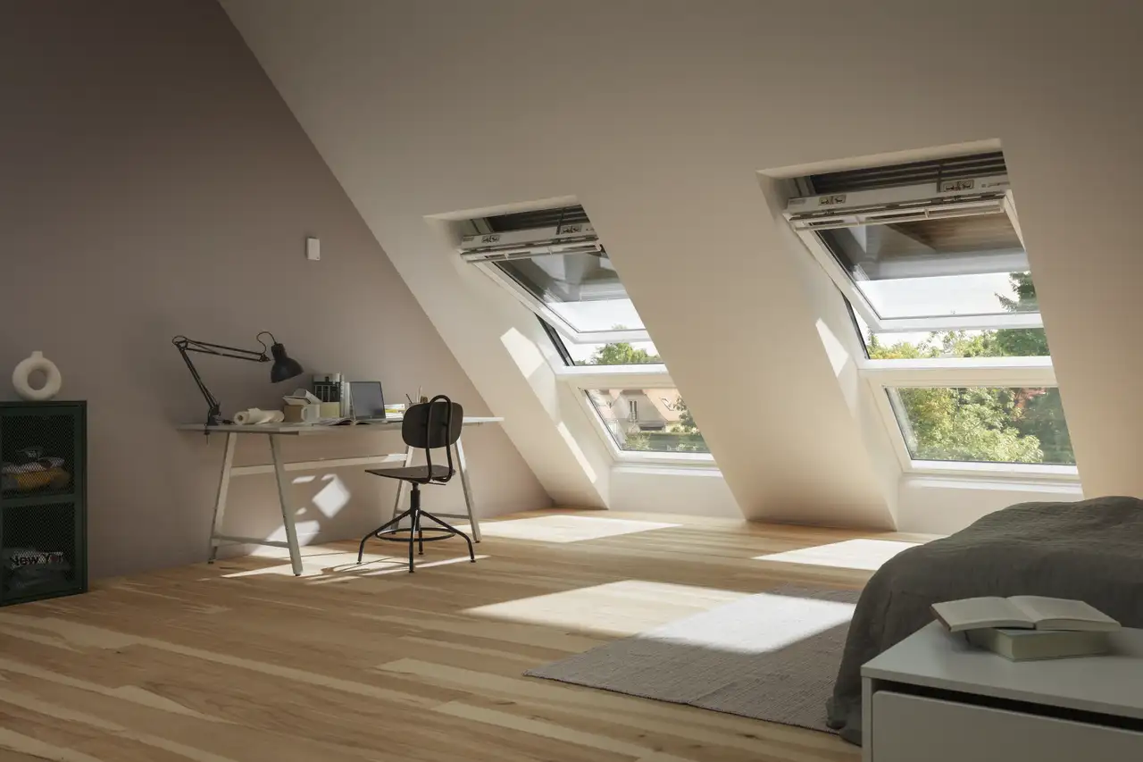 des volets roulants VELUX tamisent l’ambiance d’un bureau
