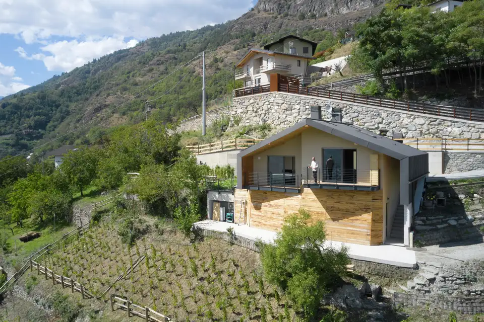 maison moderne sur un versant avec balcon et vue panoramique