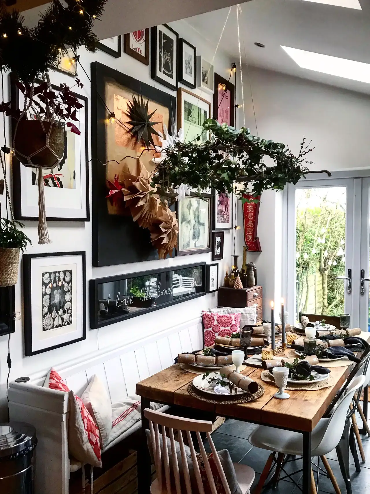 Tavola decorata per Natale con piatti coordinati e decorazioni naturali, illuminata dalle finestre per tetti VELUX.