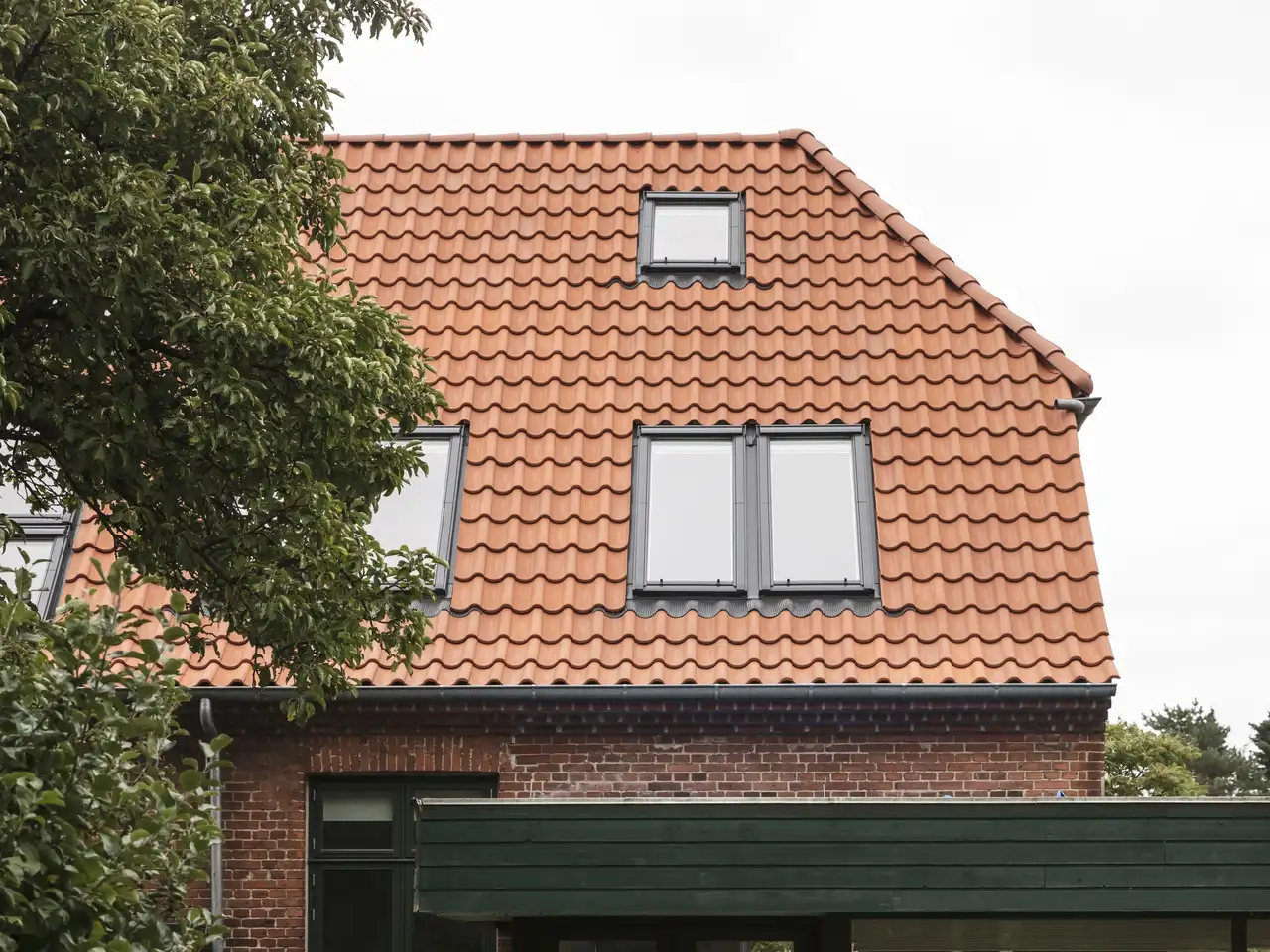 Vista esterna di una casa unifamiliare con un tetto a falde storpiato | Rivista VELUX