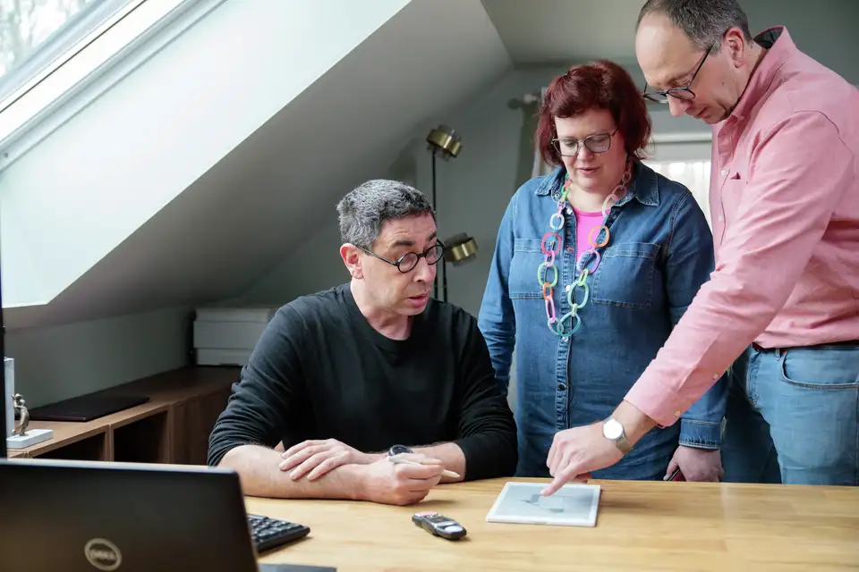 Gesprek met een daglicht design ingenieurr van de VELUX ontwerp-adviesdienst over de plannen voor de inrichting van de zolderruimte.