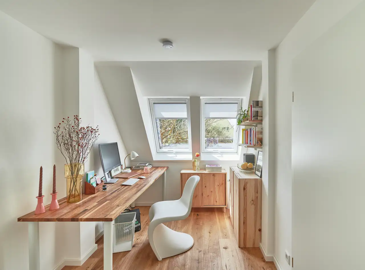 mobilier scandinave dans un petit bureau