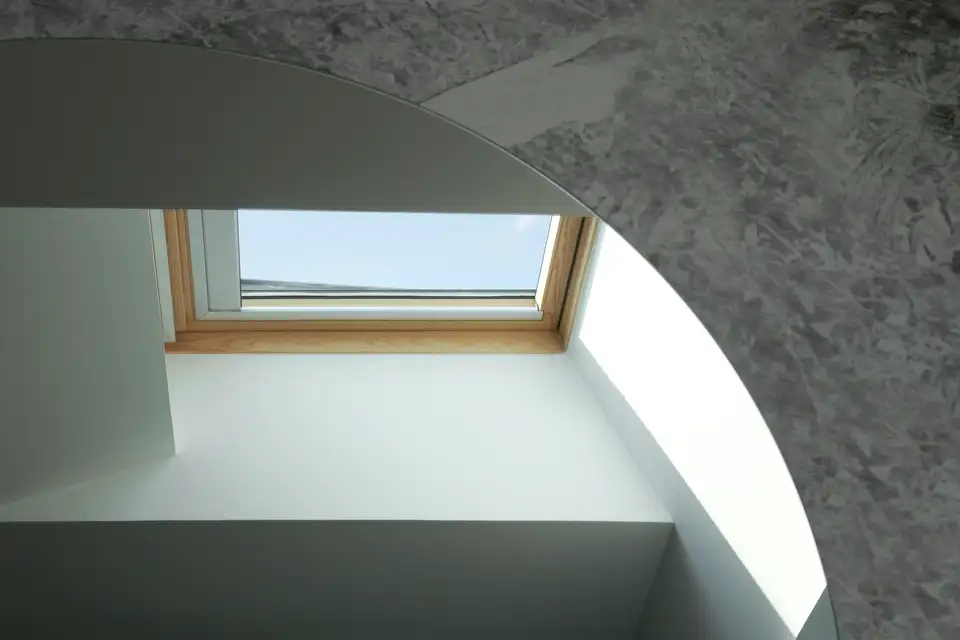 Luce del giorno filtra dalla finestra per tetti VELUX.