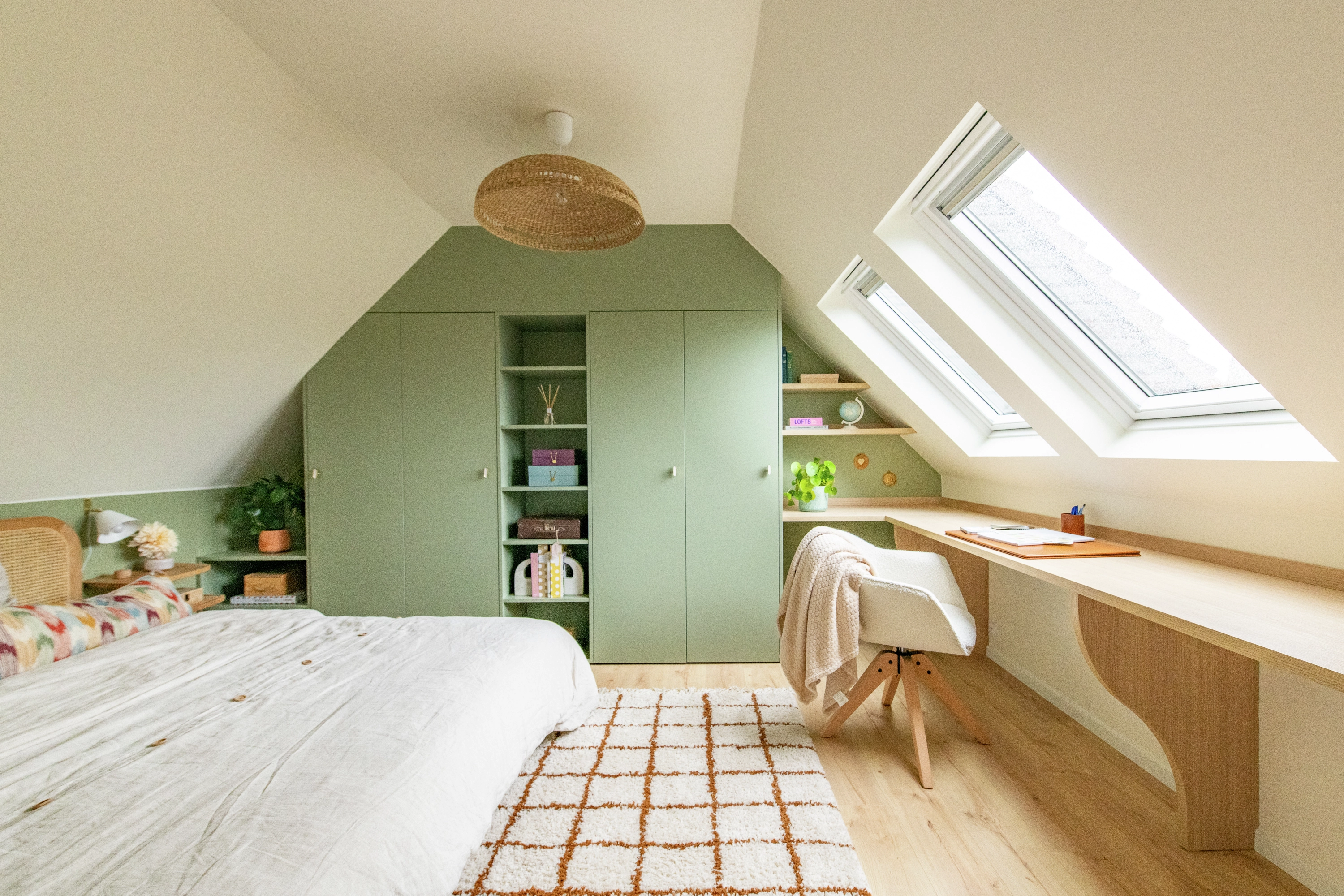 Chambre rénovée avec deux fenêtres de toit VELUX, lit double, placards verts et bureau lumineux