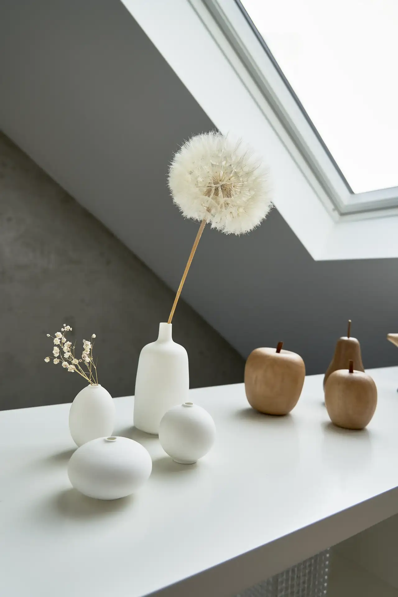 Kleine Deko-Objekte im Japandi-Stil unter Dachfenster | VELUX Magazin