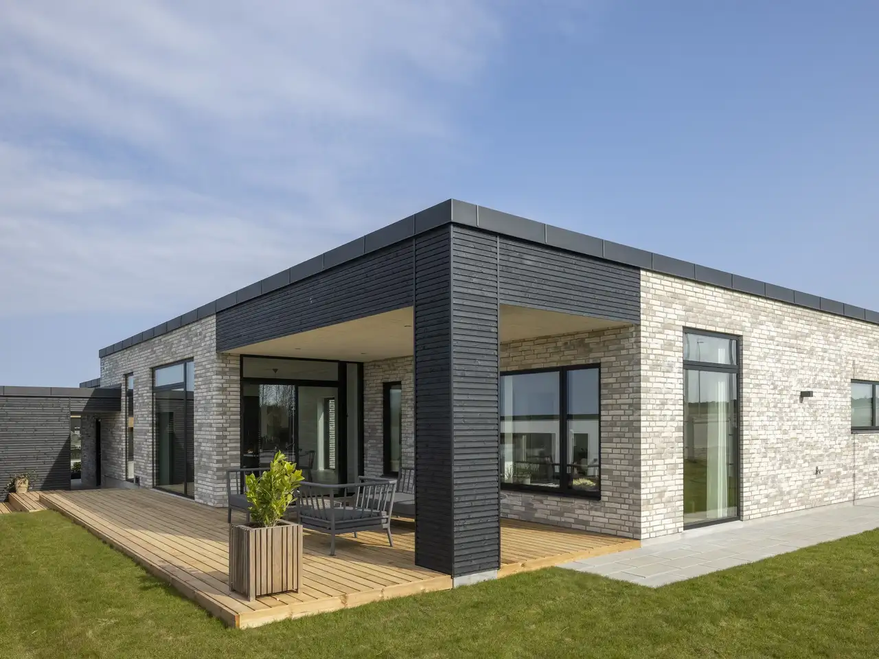 Casa dal design moderno con tetto piano e grandi finestre