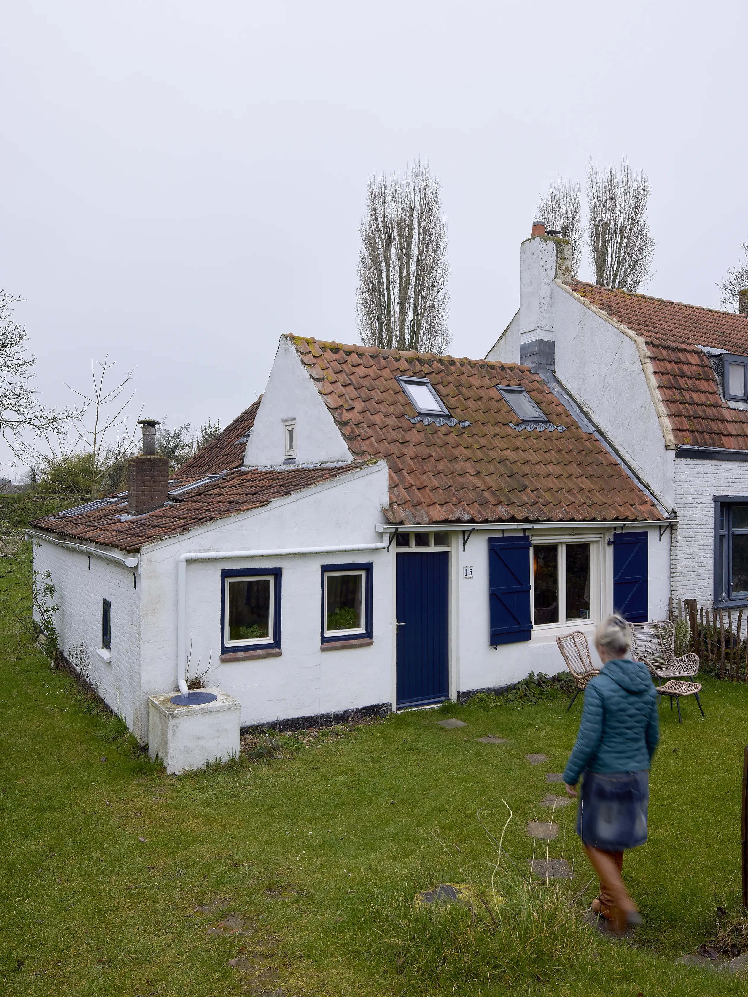 femme se dirigeant vers sa maison de campagne