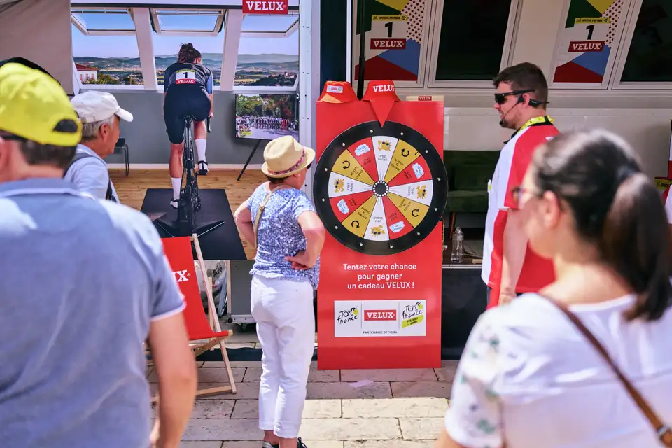 Zunanji dogodek s promocijsko igro VELUX in kolesarsko simulacijo.