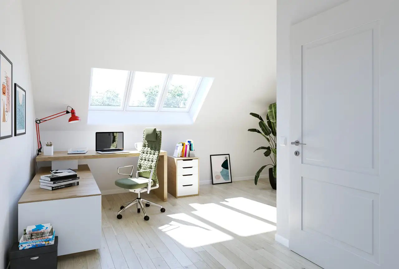 Combles aménagés avec espace de travail sous trois fenêtres de toit | Magazine VELUX