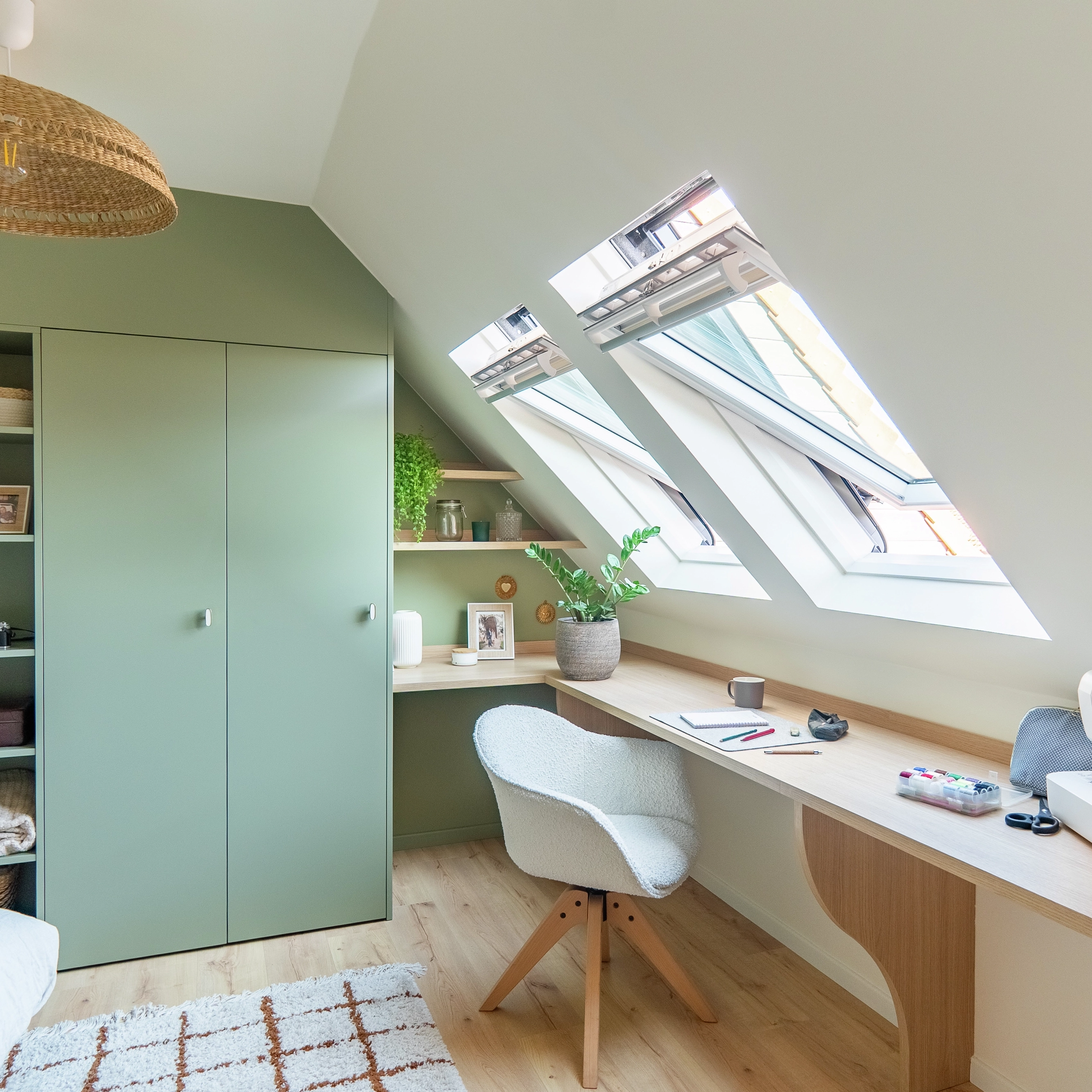 Chambre sous combles avec armoire suivant la pente du toit