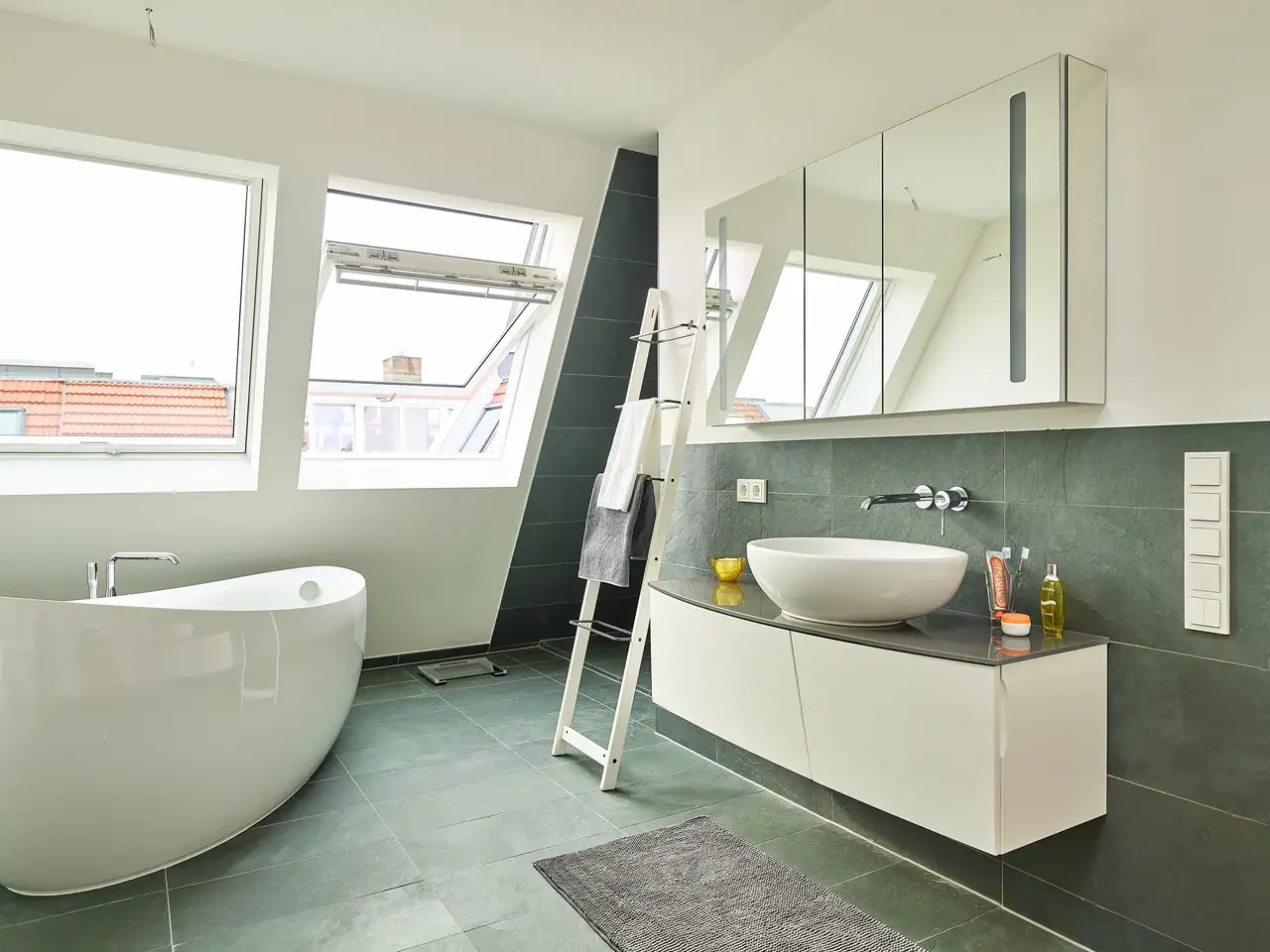 Bagno con lucernario, lavabo e vasca da bagno indipendente | Rivista VELUX