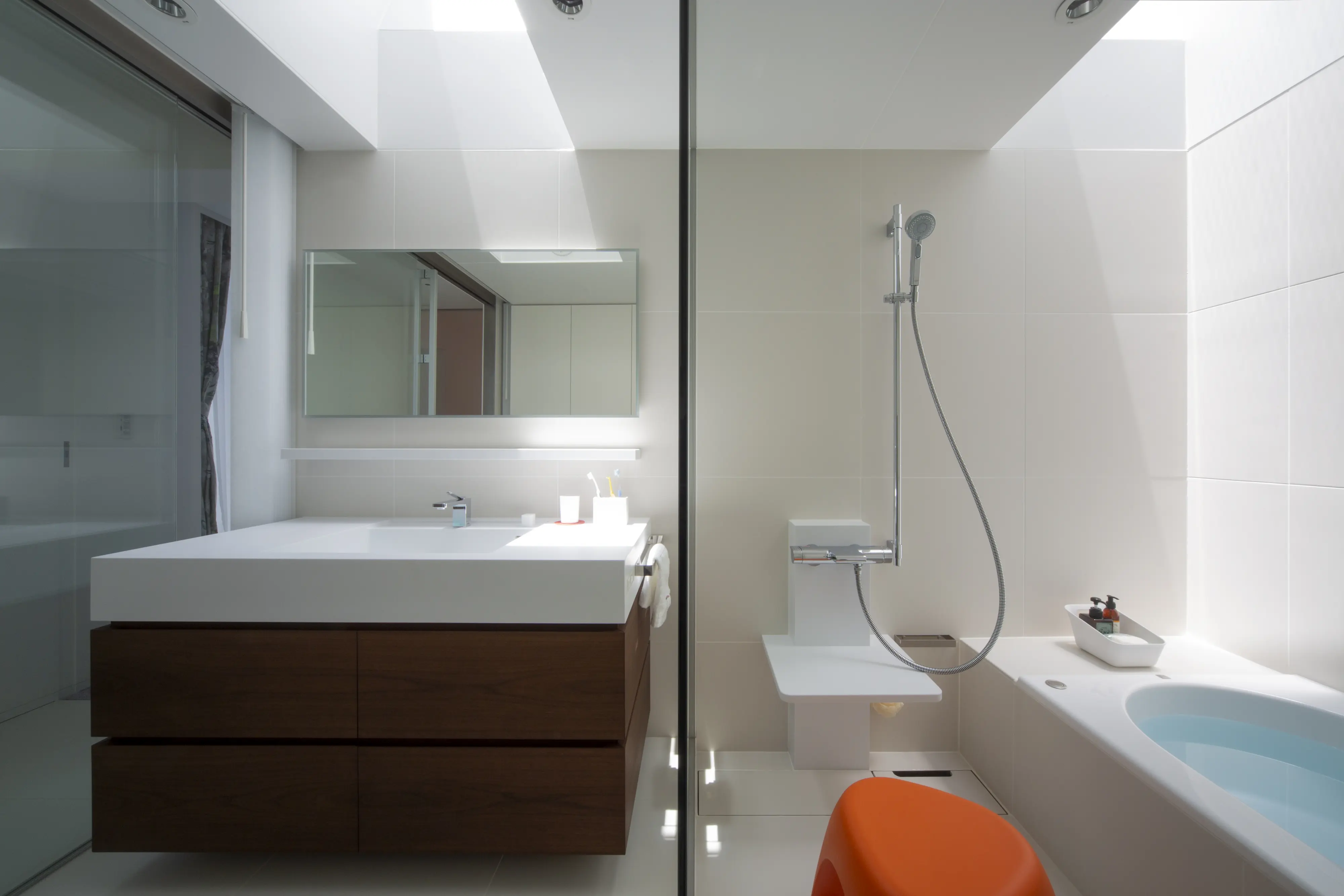 Bagno cieco illuminato da due finestre per tetti piani VELUX. 