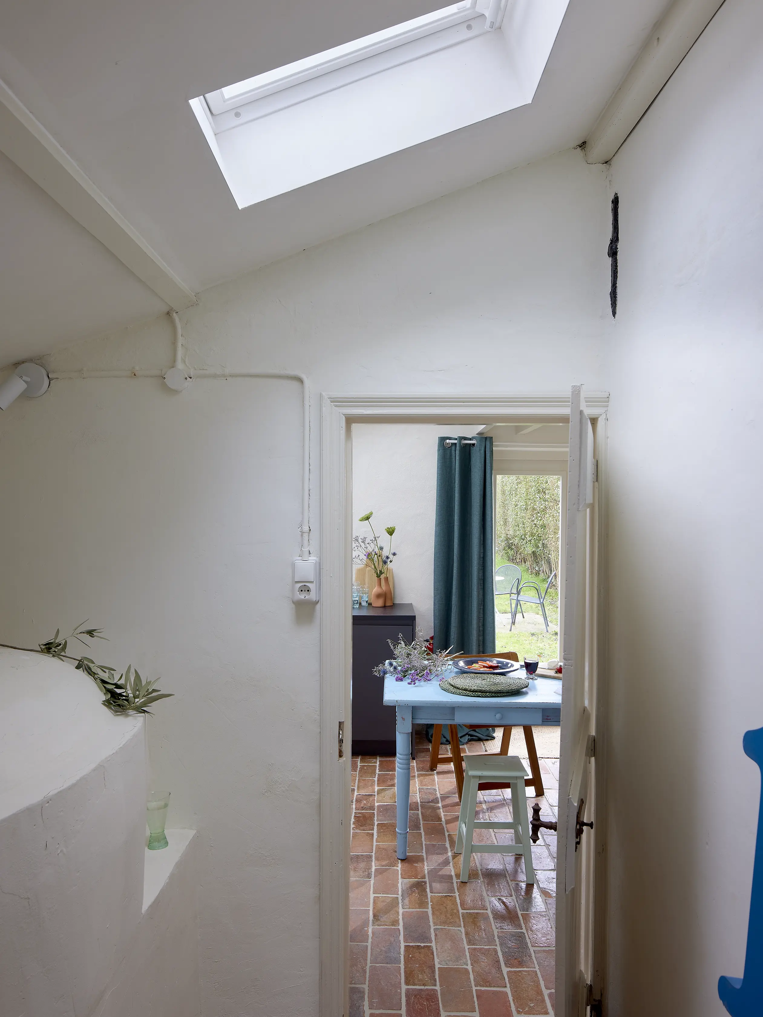 cuisine d'une maison de campagne vue du couloir