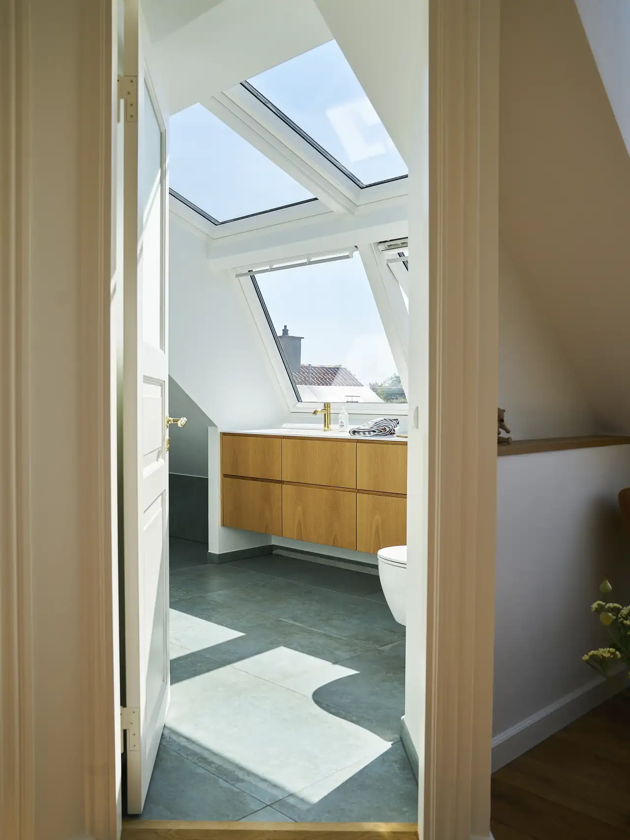 Bagno luminoso con due lucernari e tavolo in legno | Rivista VELUX