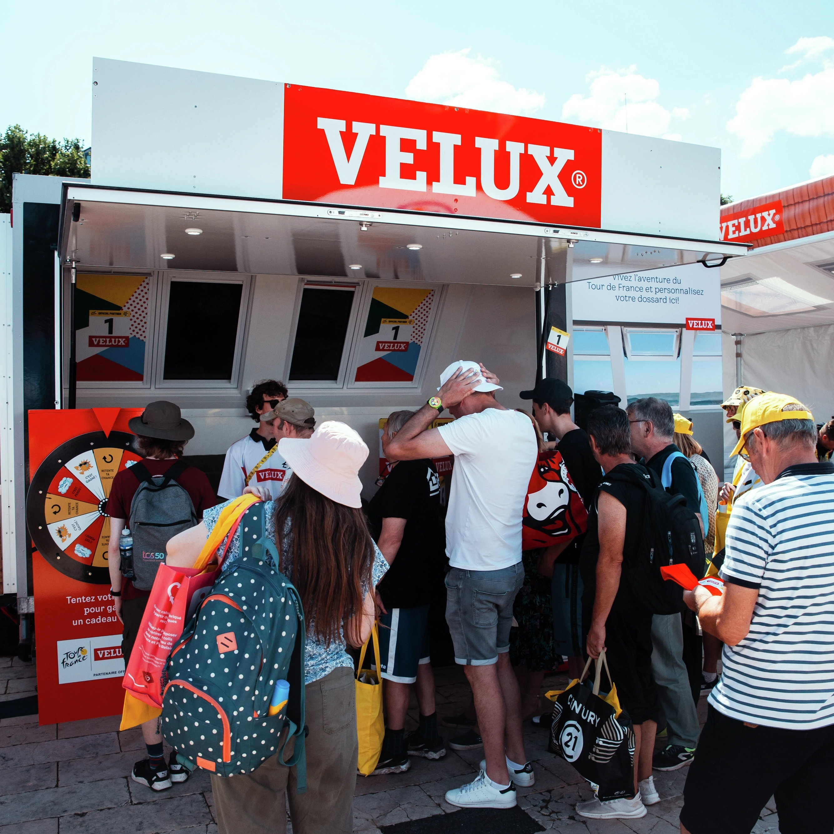 Skupina VELUX navija za vsakega kolesarja na Dirki po Franciji 2025