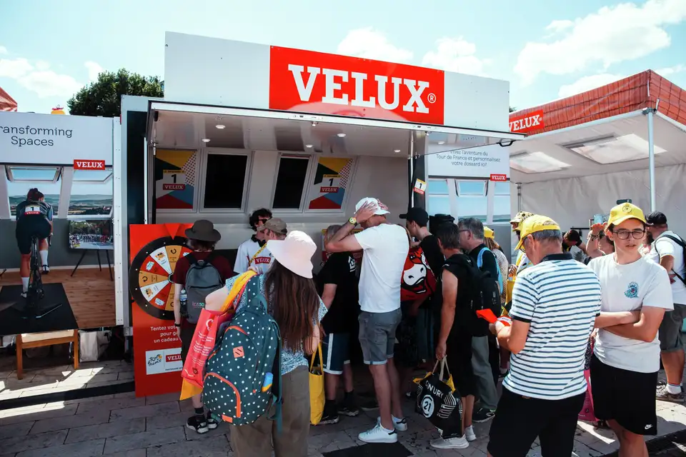 Množica na promocijskem dogodku VELUX z interaktivnimi razstavami.