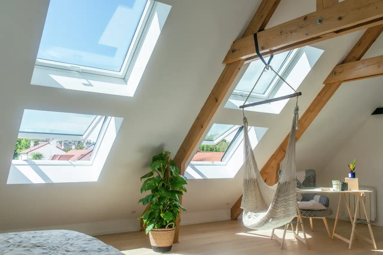 Hängematte hängt in einem Wohnraum mit charakteristischen Dachbalken aus unbehandeltem Holz | VELUX Magazin