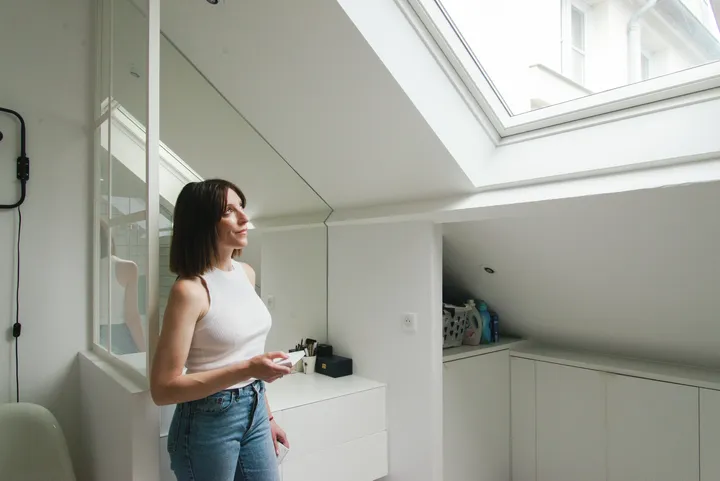 Таванско помещение със скосен таван и покривен прозорец VELUX, модерен декор.