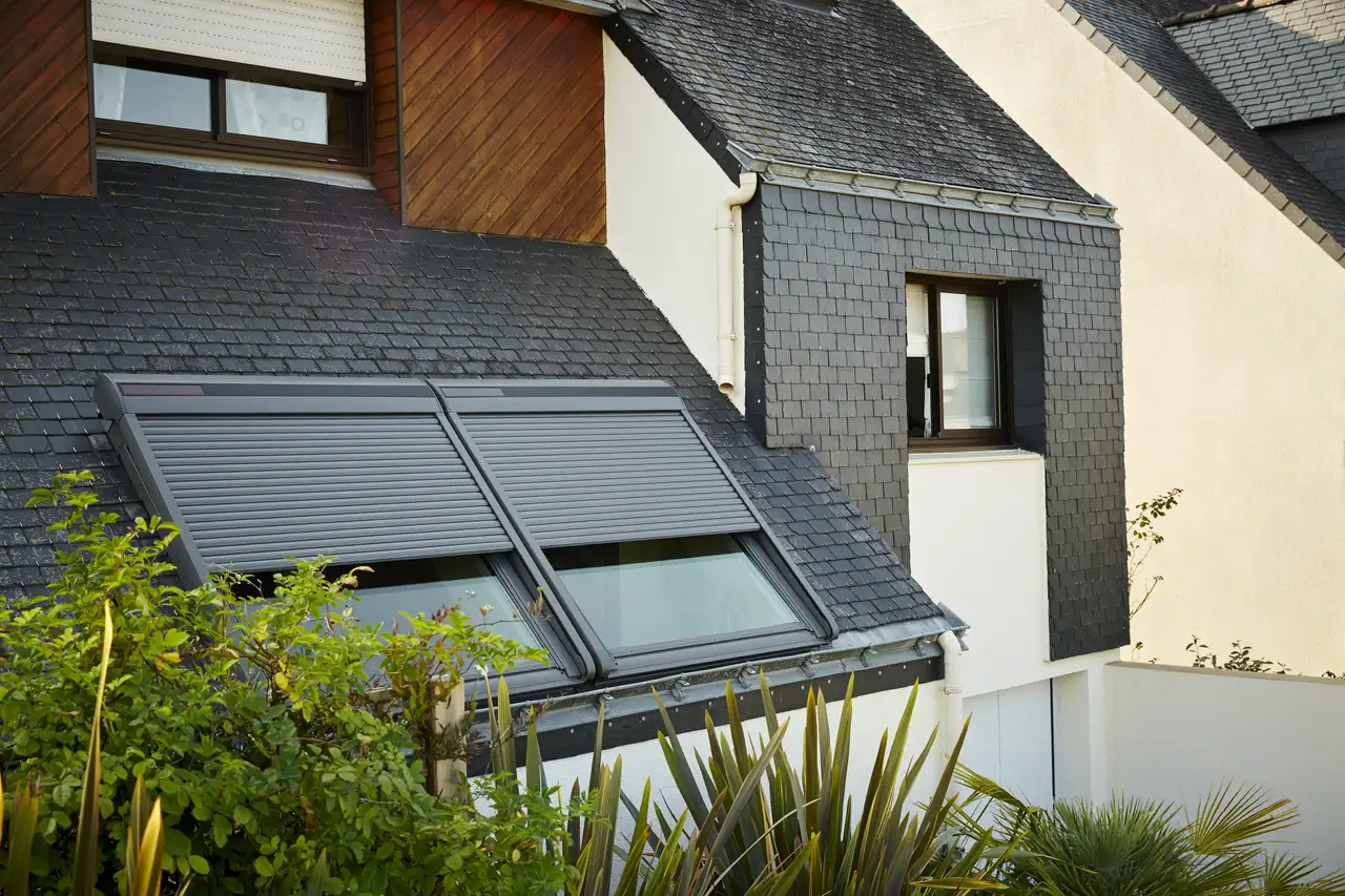 Vista exterior das janelas de telhado solares VELUX.