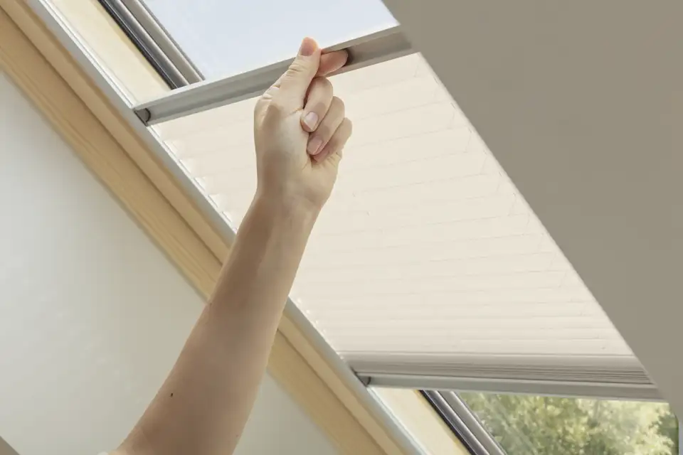 Réglage de la position d’un store plissé filtrant installé sur une fenêtre de toit 