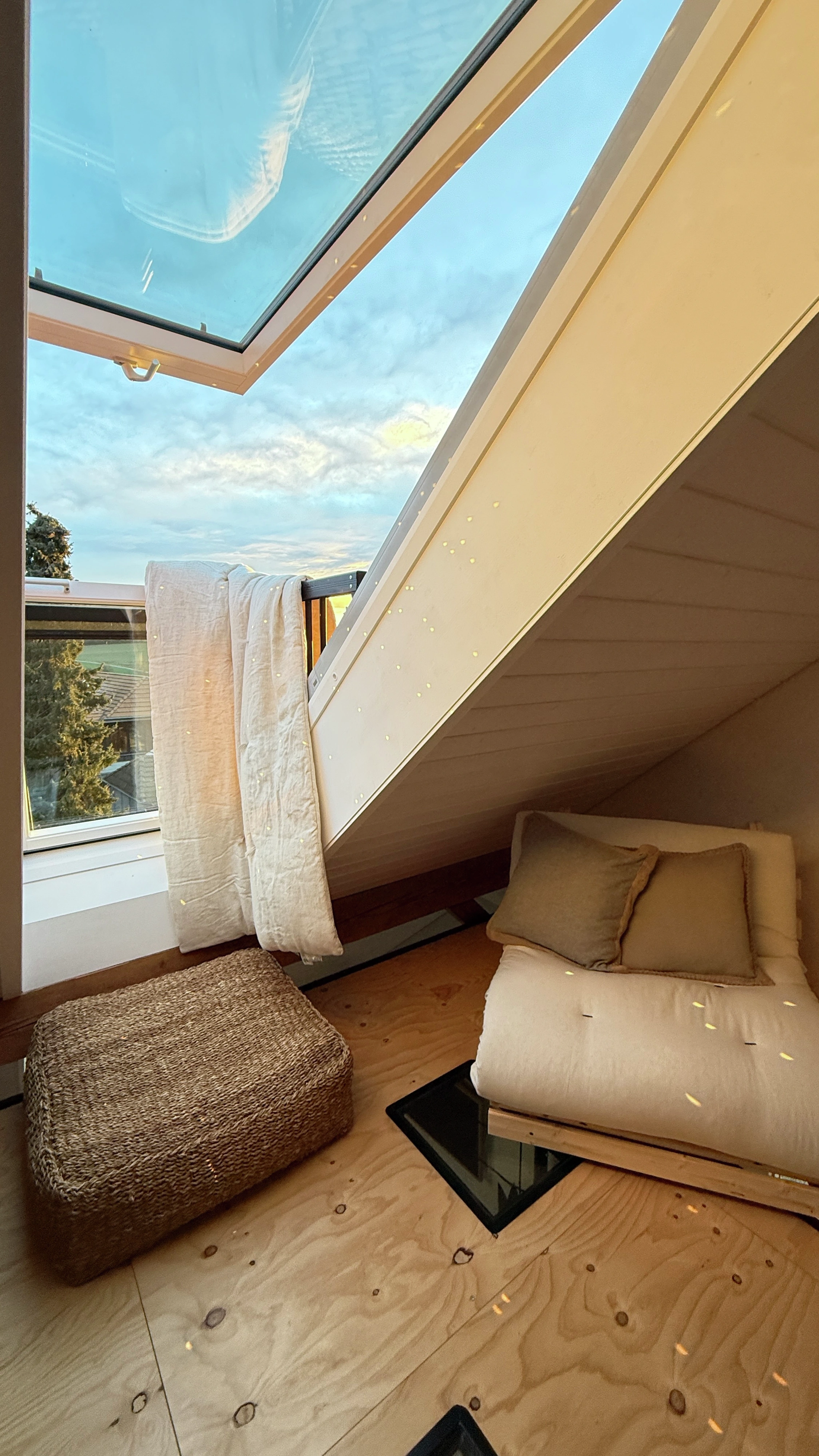 Prezračevanje mansarde z odprtim strešnim oknom VELUX pozimi.