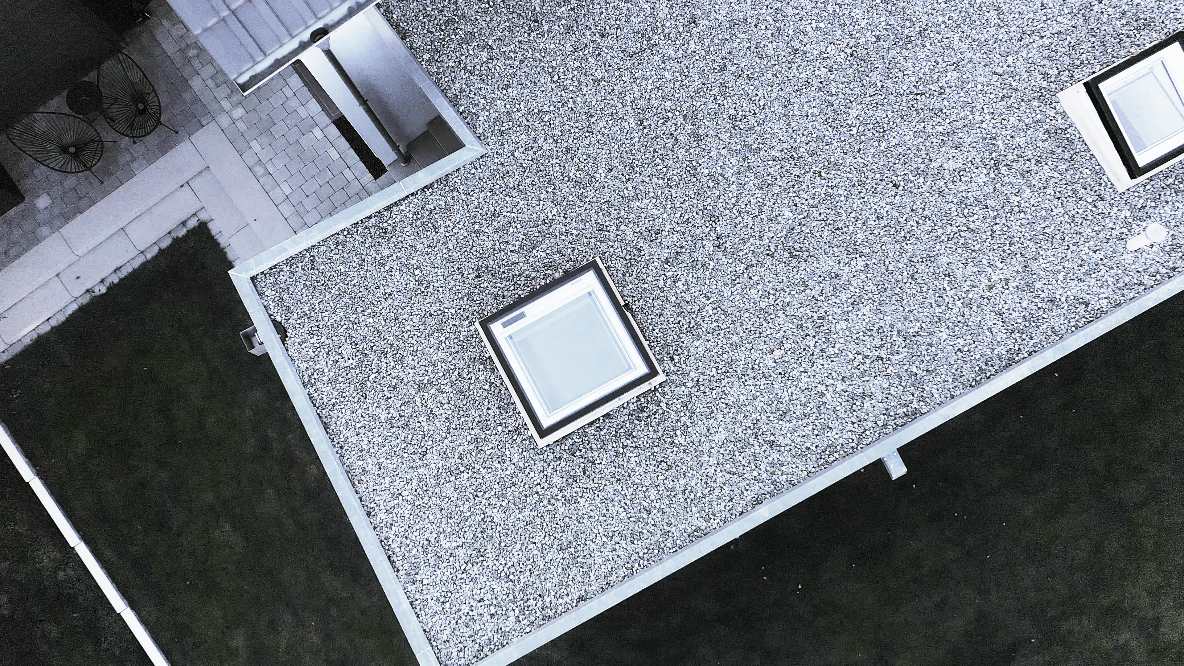 Plakans grants jumts ar VELUX jumta logu, skats no gaisa.