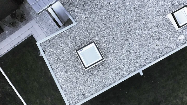 Плосък чакълест покрив с покривен прозорец VELUX, изглед отгоре.