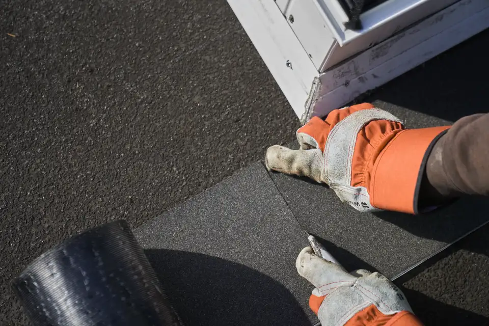 Détail de la pose d’un matériau d'étanchéité sur un toit plat 