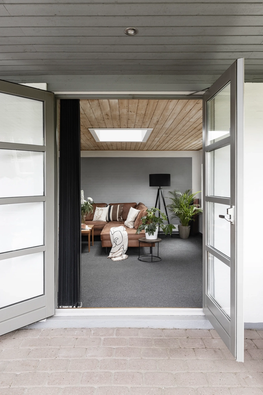 Garage blev til lys og indbydende stue med overskuelig renovering 