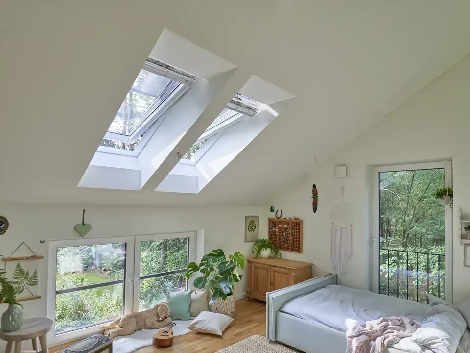 chambre sous les combles avec fenêtres verticales et fenêtres de toit VELUX